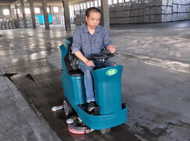 山东省临沂市三方化工使用驾驶式洗地机现场图片: