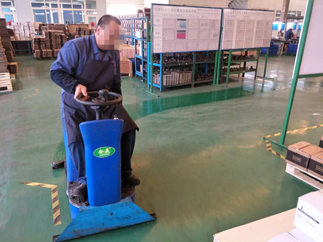 青岛天赢工业工厂车间使用驾驶式洗地机现场图片: