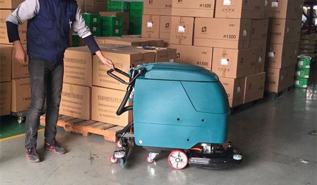 山东青岛海瑞德模具制品有限公司正在使用合美手推式洗地机现场图片: