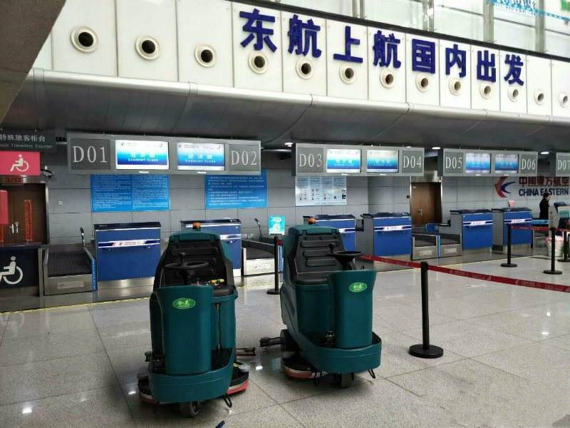 大型地下停车场用驾驶式洗地机的优势