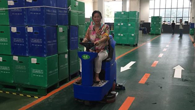 驾驶全自动洗地机厂家批发报价多少钱