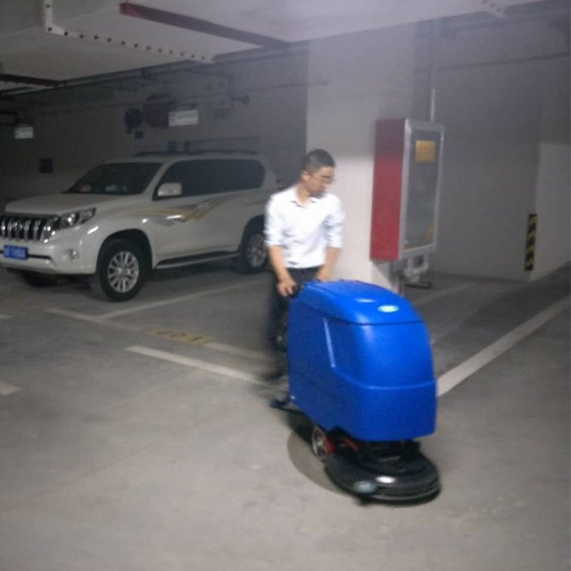 为什么要选择小型洗地机来清洗车库？