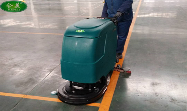 小型全自动洗地机在超市发挥大作用
