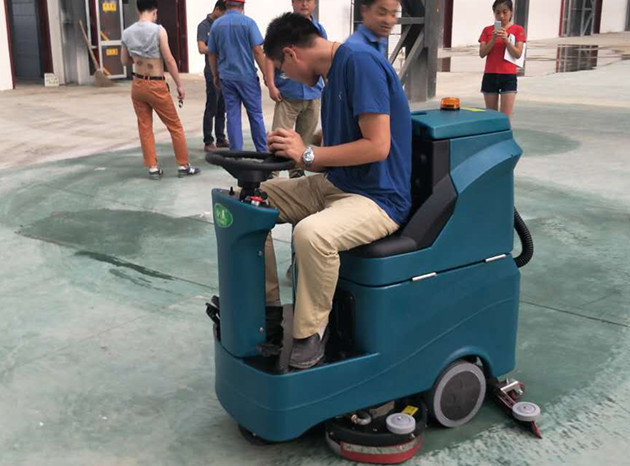 保养驾驶式洗地机轮子的重要性