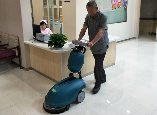 小型全自动洗地机