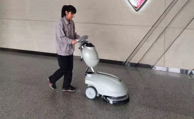 工厂地面清洁,洗地机为企业节省保洁成本
