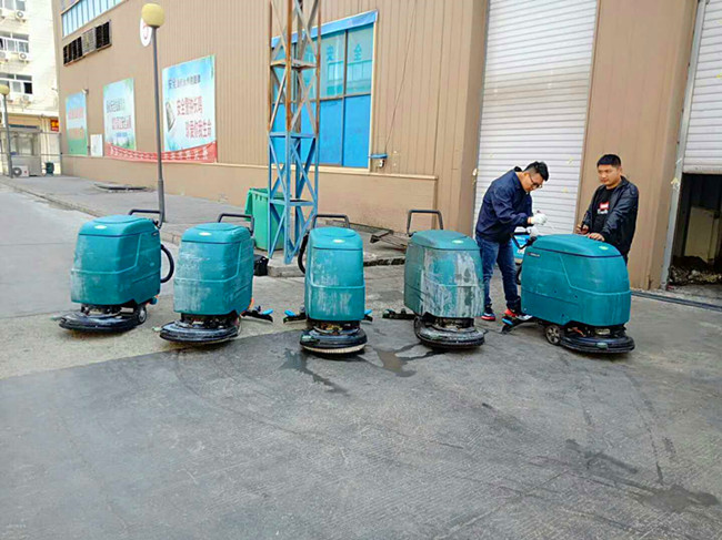 (合美洗地机技术人员上门服务,正在帮助用户洗地机维修和保养)
